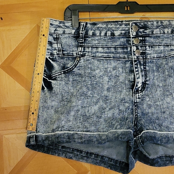 Hot Kiss Shorts - Picture 4 of 8